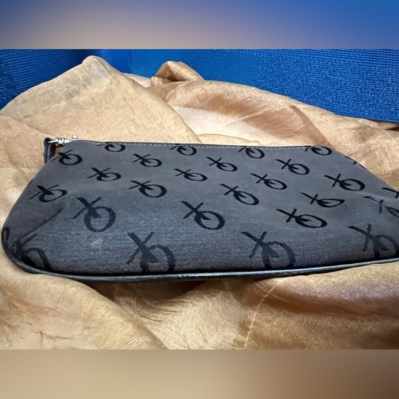 XOXO Wristlet - Picture 4 of 10